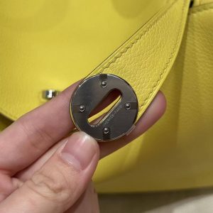 Hermes Lindy 26 CM Bag Handmade In Taurillon Clemence Leather Silver Hardware 9R Lime - Image 8