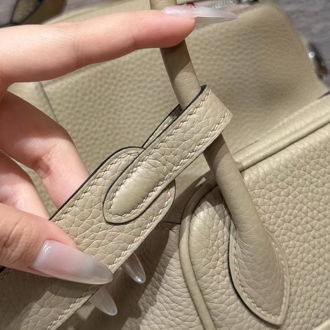 Hermes Lindy 26 CM Bag Handmade In Taurillon Clemence Leather Silver Hardware S2 Trench - Image 4