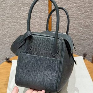 Hermes Lindy 26 CM Bag Handmade In Taurillon Clemence Leather Silver Hardware q0 Vert Mangrove - Image 20