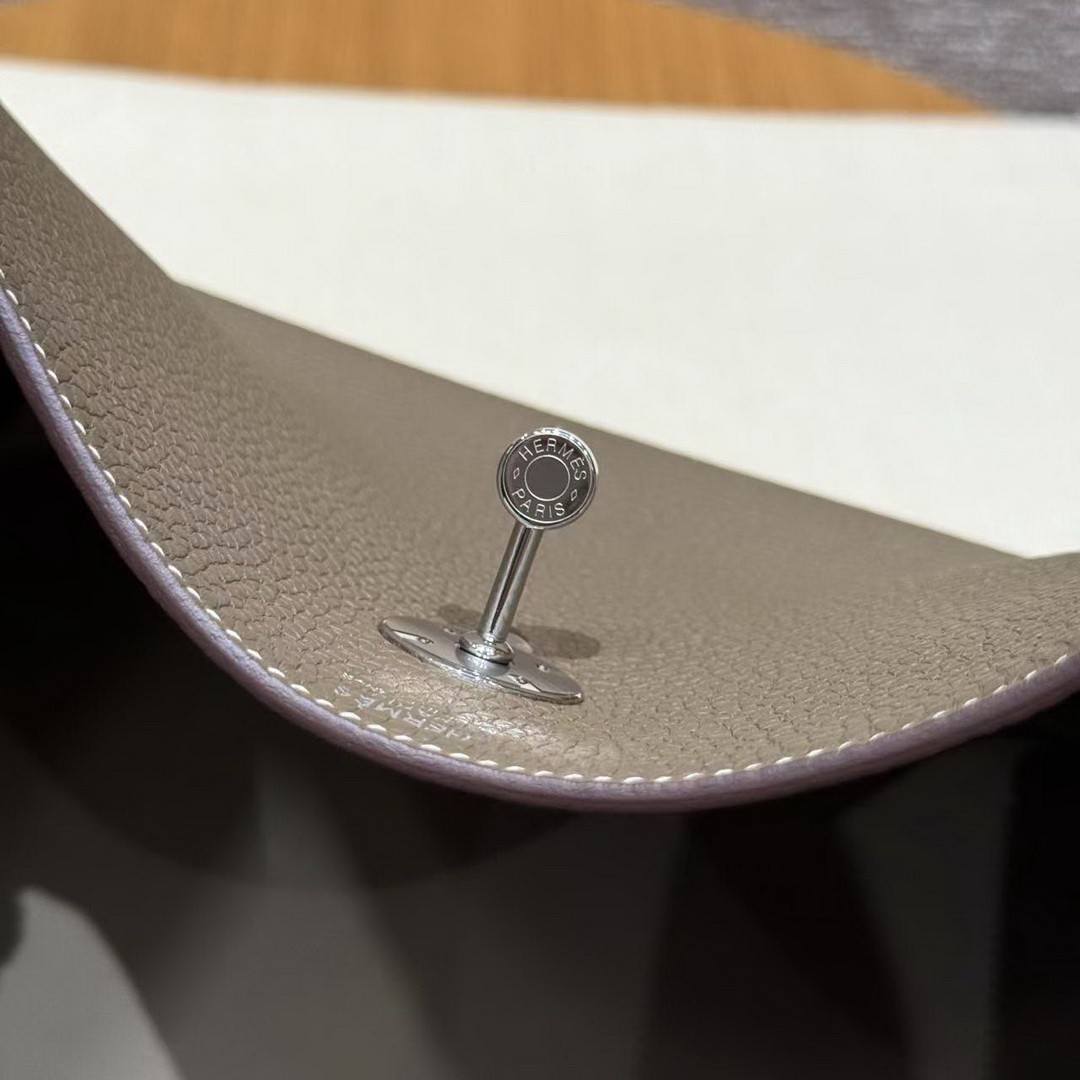 Hermes Lindy 30 CM Bag Handmade In Clemence Calfskin Leather Silver Hardware 18 Etoupe - Image 5
