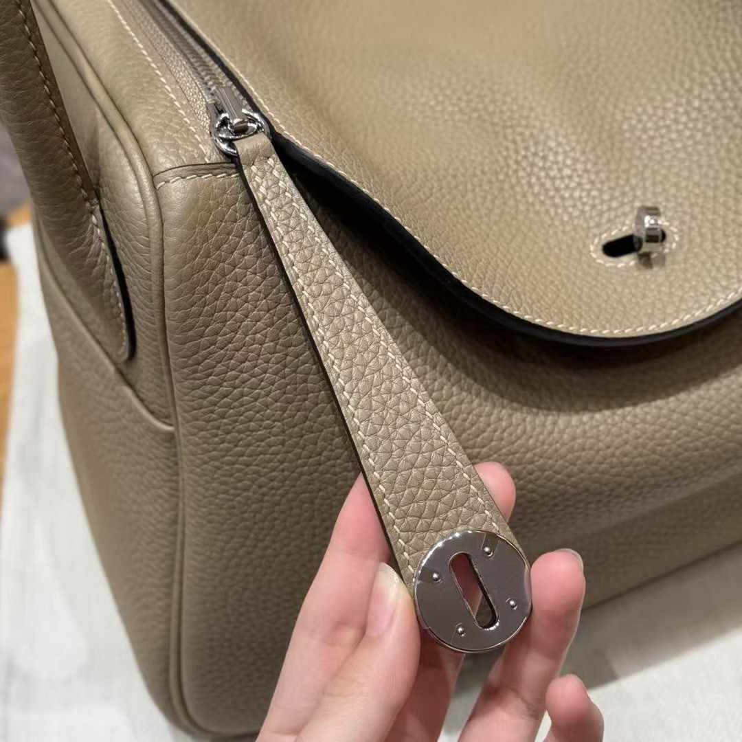 Hermes Lindy 30 CM Bag Handmade In Taurillon Clemence Leather Sliver Hardware 8Q Beige Marfa - Image 11