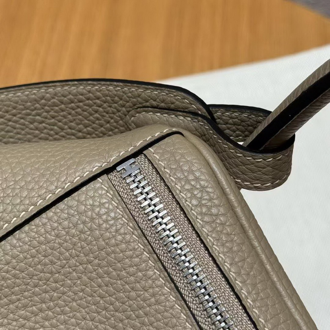 Hermes Lindy 30 CM Bag Handmade In Taurillon Clemence Leather Sliver Hardware 8Q Beige Marfa - Image 8