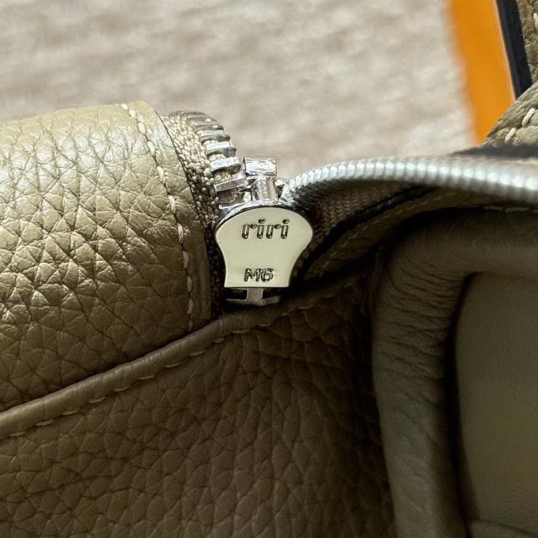 Hermes Lindy 30 CM Bag Handmade In Taurillon Clemence Leather Sliver Hardware 8Q Beige Marfa - Image 4