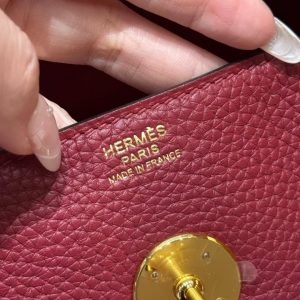 Hermes Lindy 30 CM Bag Handmade In Taurillon Clemence Leather Gold Hardware k1 Rouge Grenat - Image 9