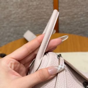 Hermes Lindy Mini 19 CM Bag Handmade In Taurillon Clemence Leather Silver Hardware 09 Mauve Pale - Image 10