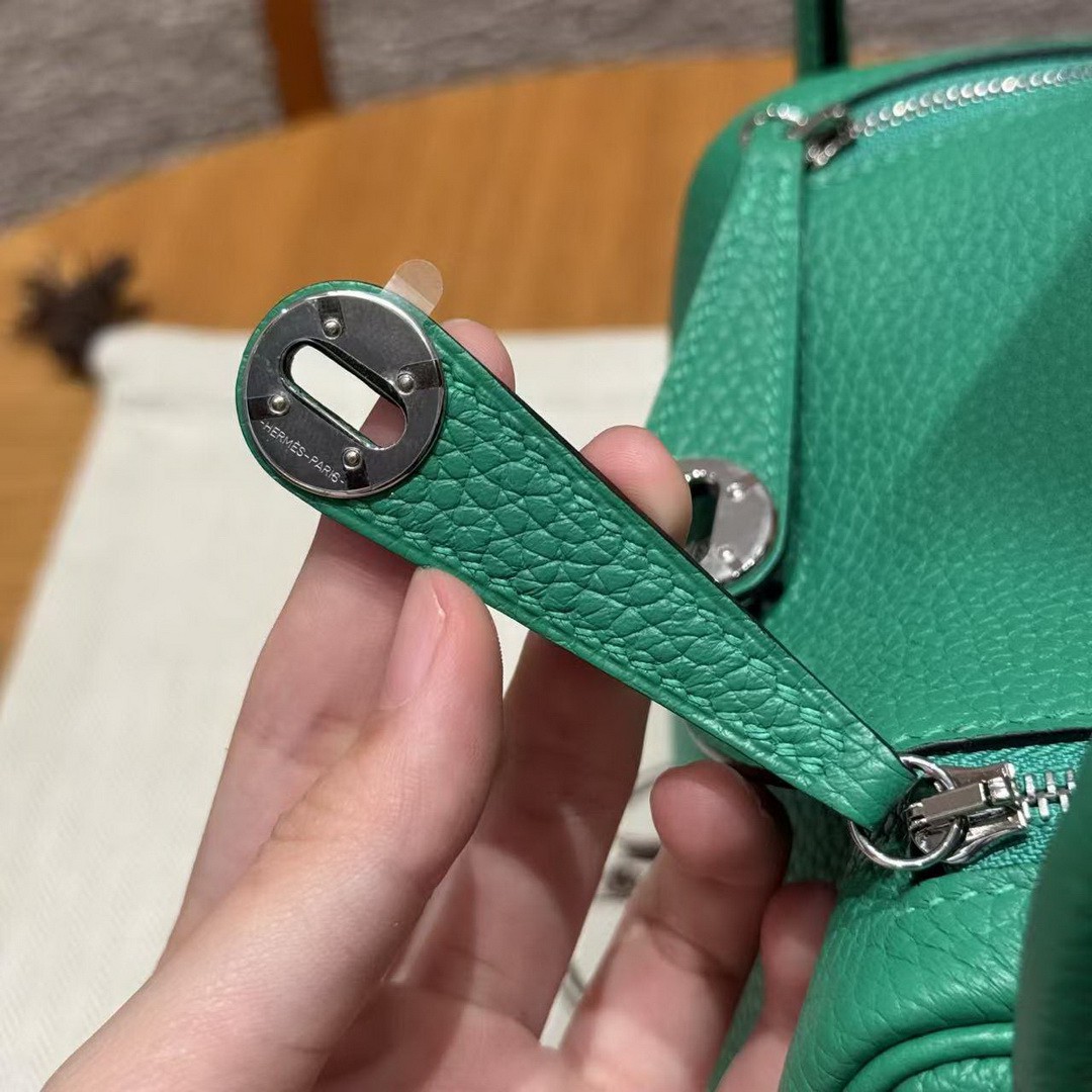 Hermes Lindy Mini 19 CM Bag Handmade In Taurillon Clemence Leather Silver Hardware 0T Vert Comics - Image 12