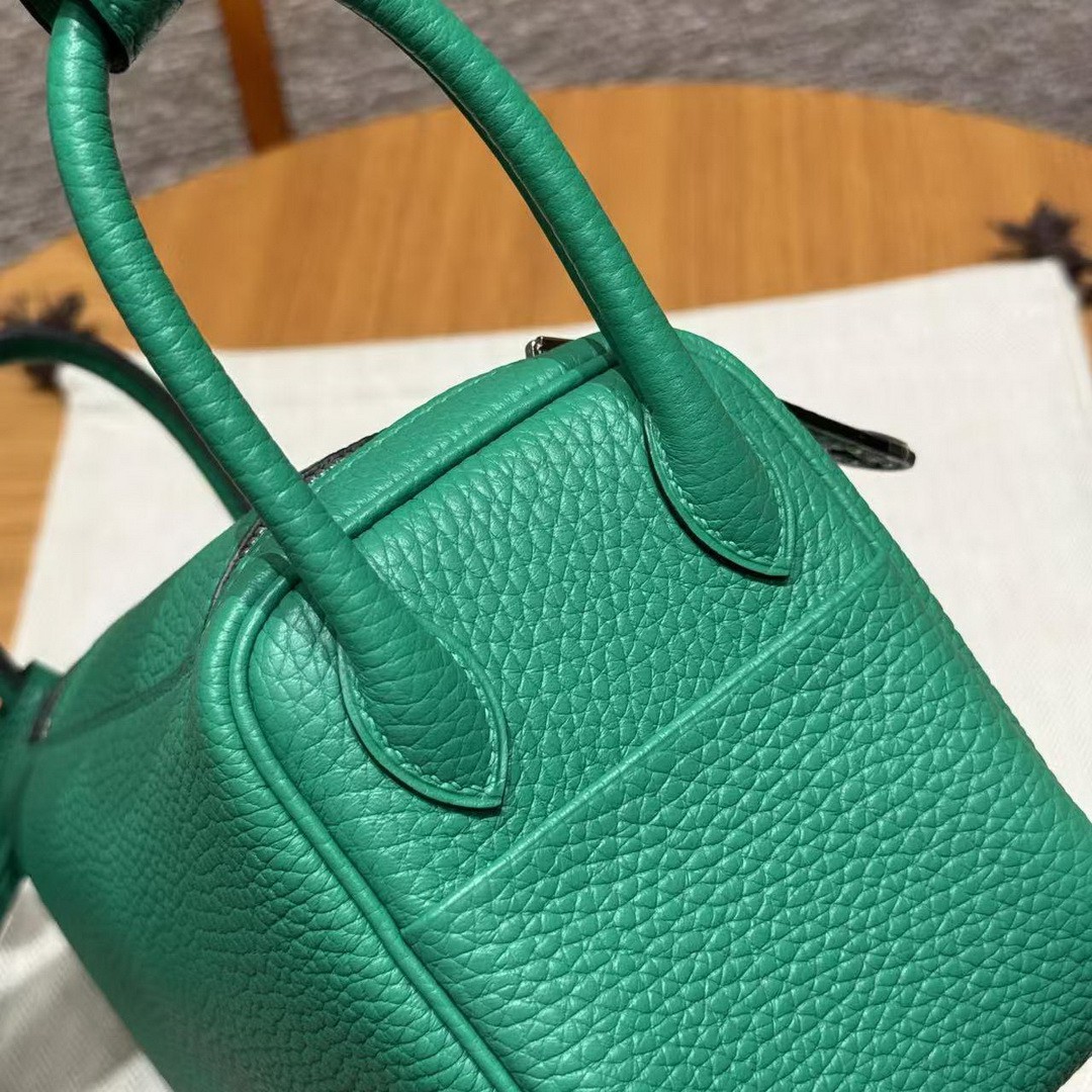 Hermes Lindy Mini 19 CM Bag Handmade In Taurillon Clemence Leather Silver Hardware 0T Vert Comics - Image 7
