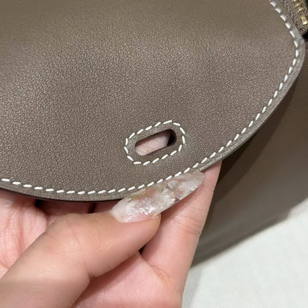 Hermes Lindy Mini 19 CM Bag Handmade In Swift Leather Gold Hardware 18 Etoupe - Image 3