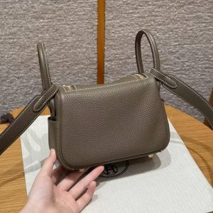 Hermes Lindy Mini 19 CM Bag Handmade In Taurillon Clemence Leather Gold Hardware 18 Etoupe - Image 2