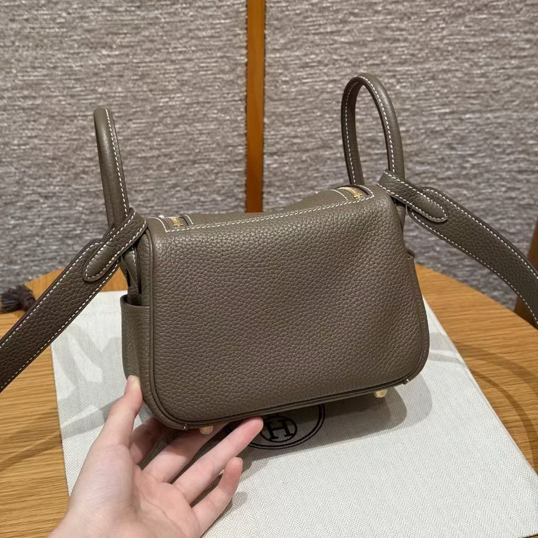 Hermes Lindy Mini 19 CM Bag Handmade In Taurillon Clemence Leather Gold Hardware 18 Etoupe - Image 2