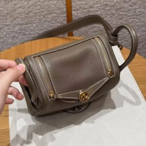 Hermes Lindy Mini 19 CM Bag Handmade In Taurillon Clemence Leather Gold Hardware 18 Etoupe - Image 14