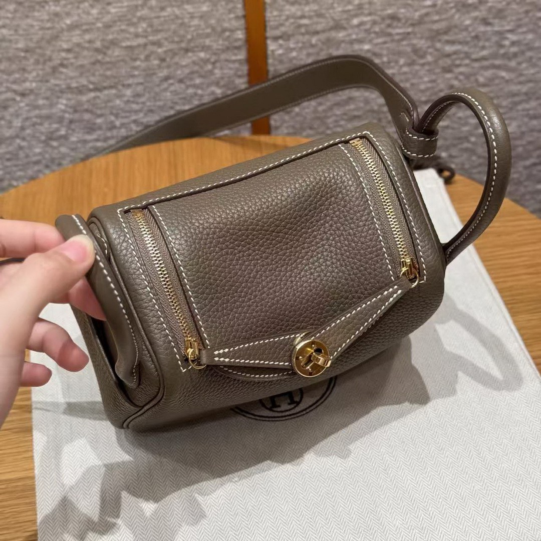 Hermes Lindy Mini 19 CM Bag Handmade In Taurillon Clemence Leather Gold Hardware 18 Etoupe - Image 14