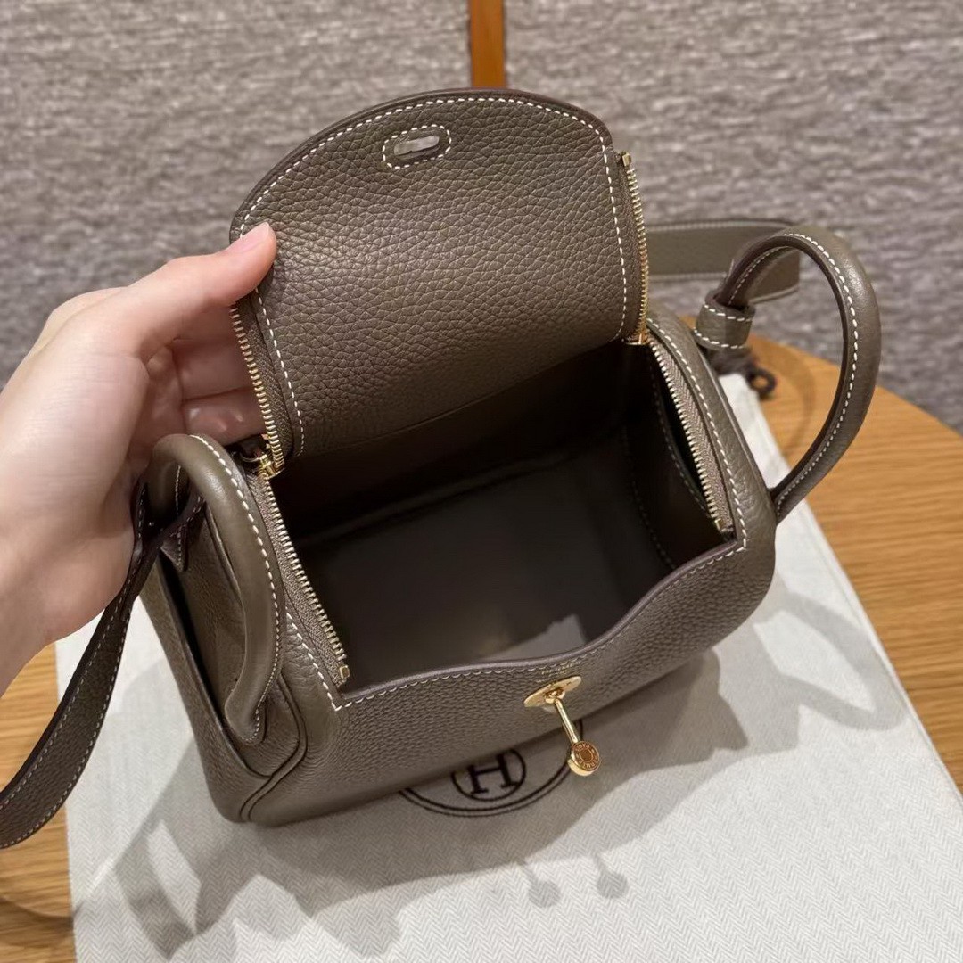Hermes Lindy Mini 19 CM Bag Handmade In Taurillon Clemence Leather Gold Hardware 18 Etoupe - Image 13