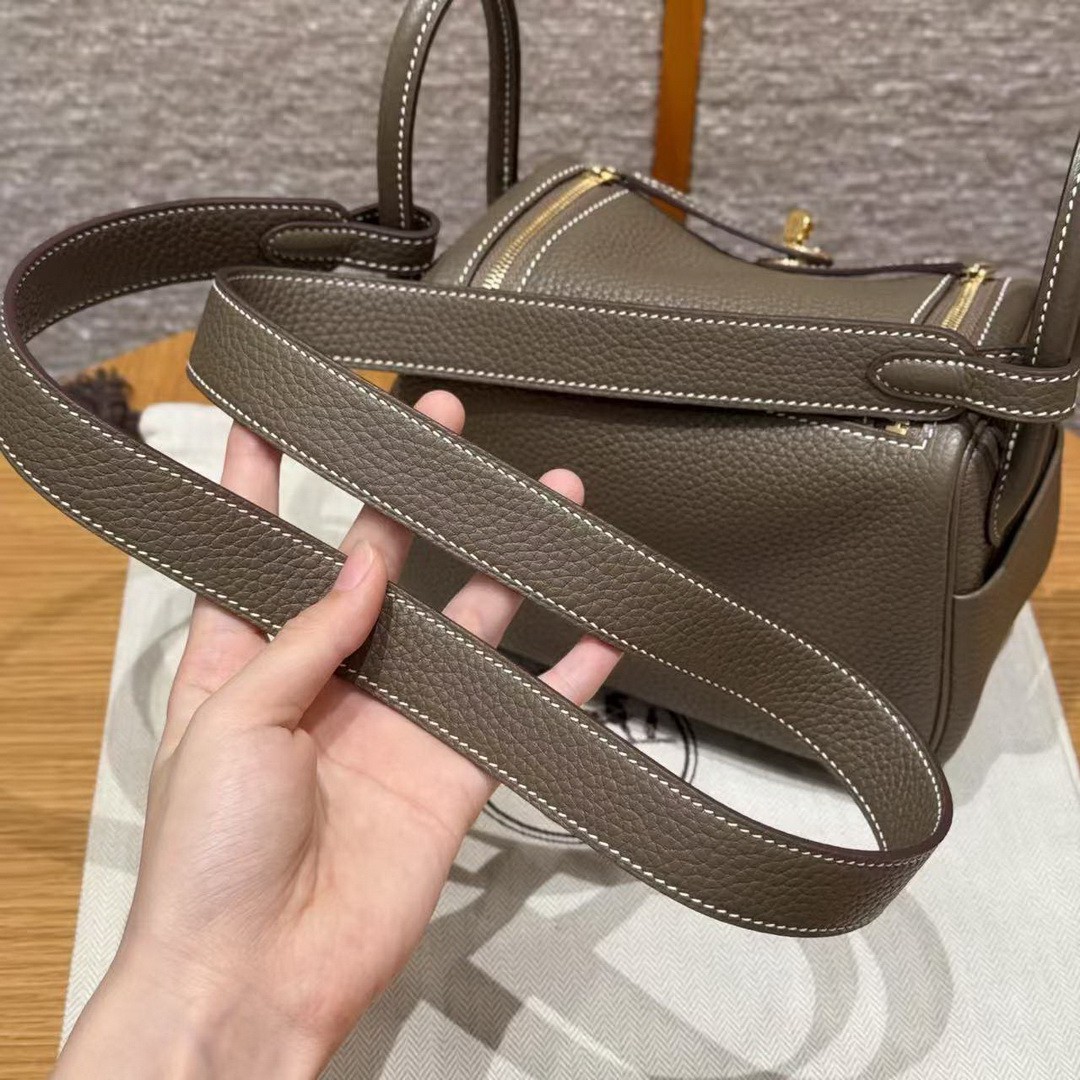 Hermes Lindy Mini 19 CM Bag Handmade In Taurillon Clemence Leather Gold Hardware 18 Etoupe - Image 10