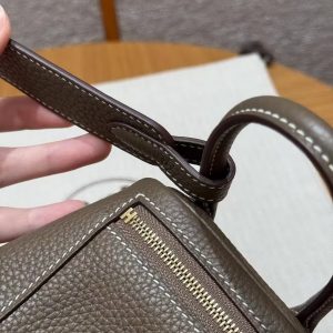 Hermes Lindy Mini 19 CM Bag Handmade In Taurillon Clemence Leather Gold Hardware 18 Etoupe - Image 9