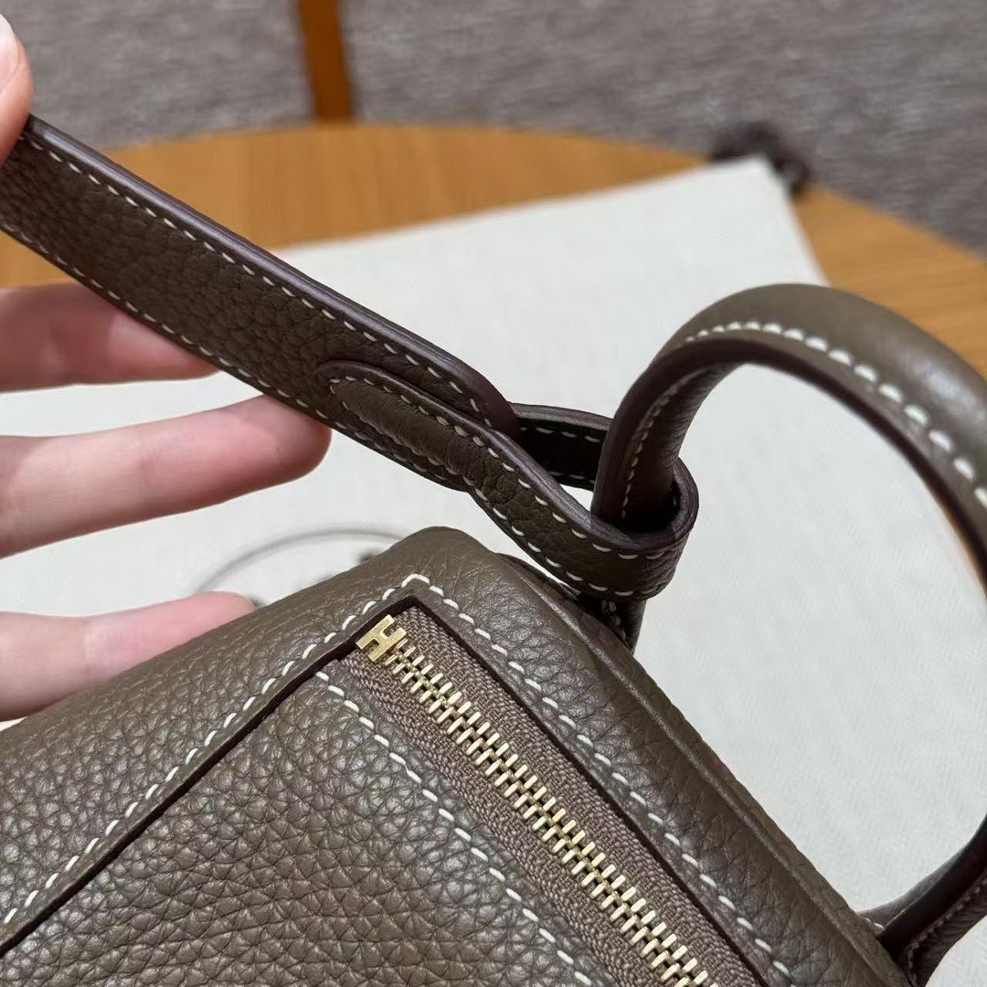 Hermes Lindy Mini 19 CM Bag Handmade In Taurillon Clemence Leather Gold Hardware 18 Etoupe - Image 9
