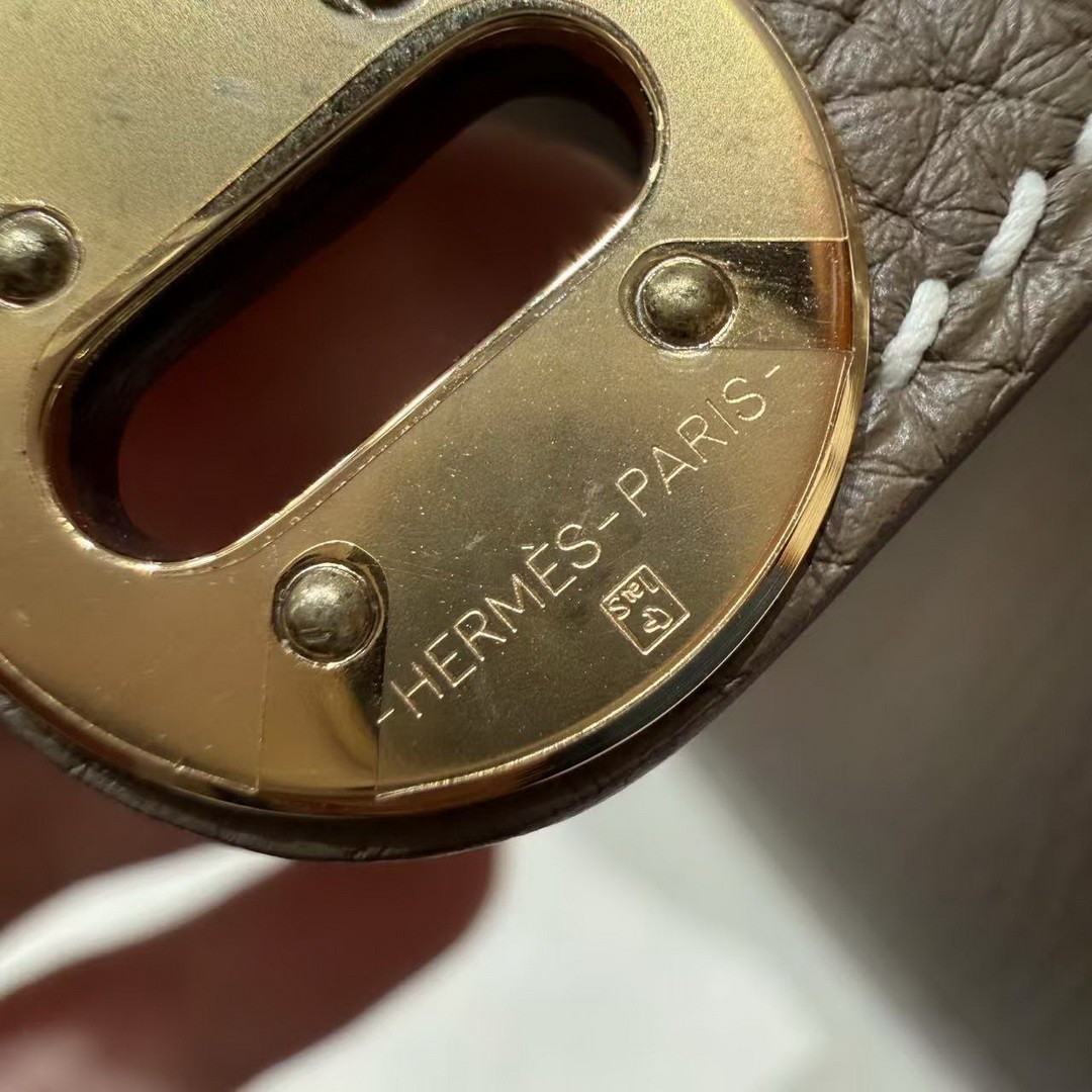 Hermes Lindy Mini 19 CM Bag Handmade In Taurillon Clemence Leather Gold Hardware 18 Etoupe - Image 4