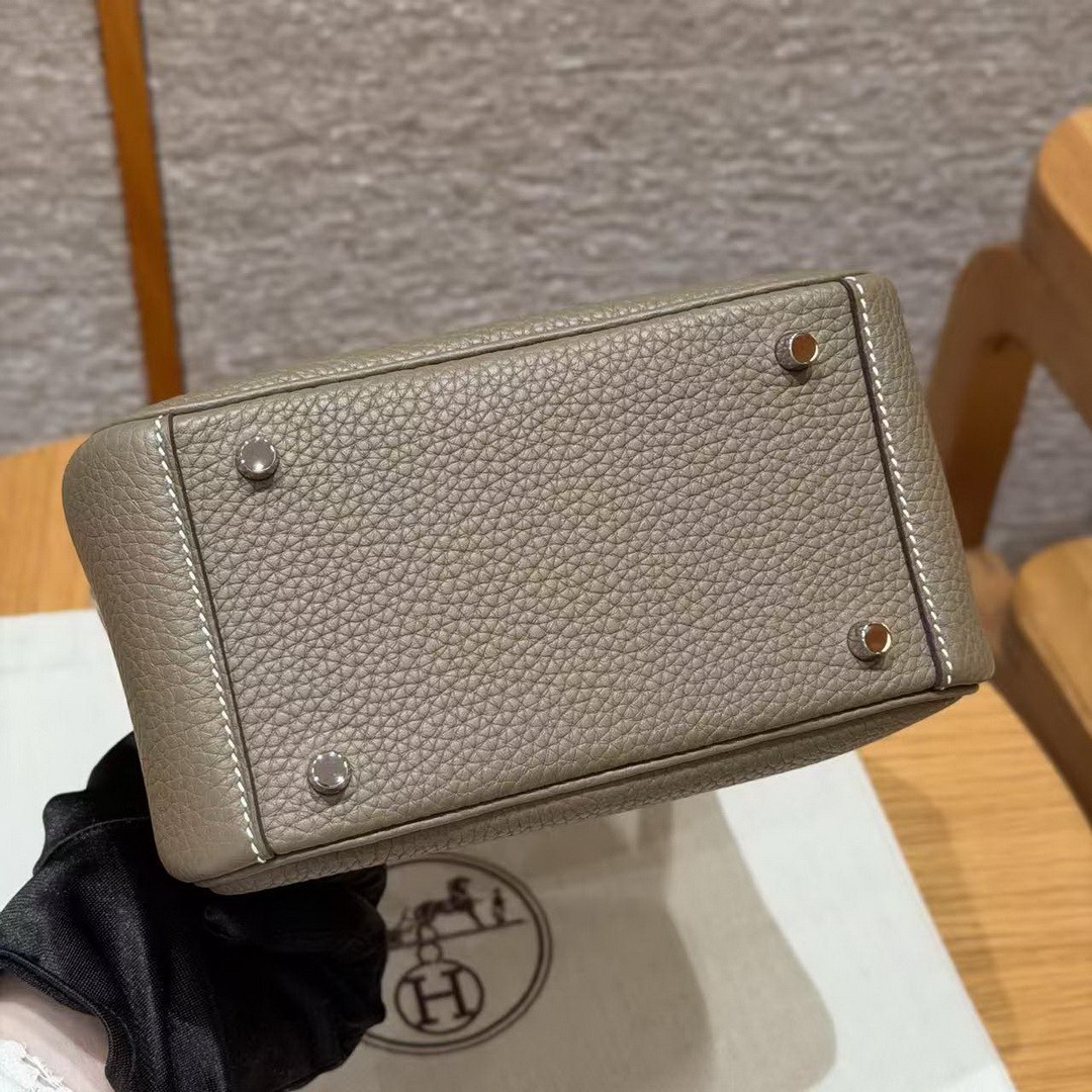 Hermes Lindy Mini 19 CM Bag Handmade In Taurillon Clemence Leather Silver Hardware 18 Etoupe - Image 18