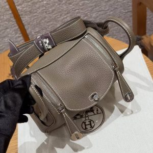 Hermes Lindy Mini 19 CM Bag Handmade In Taurillon Clemence Leather Silver Hardware 18 Etoupe - Image 17