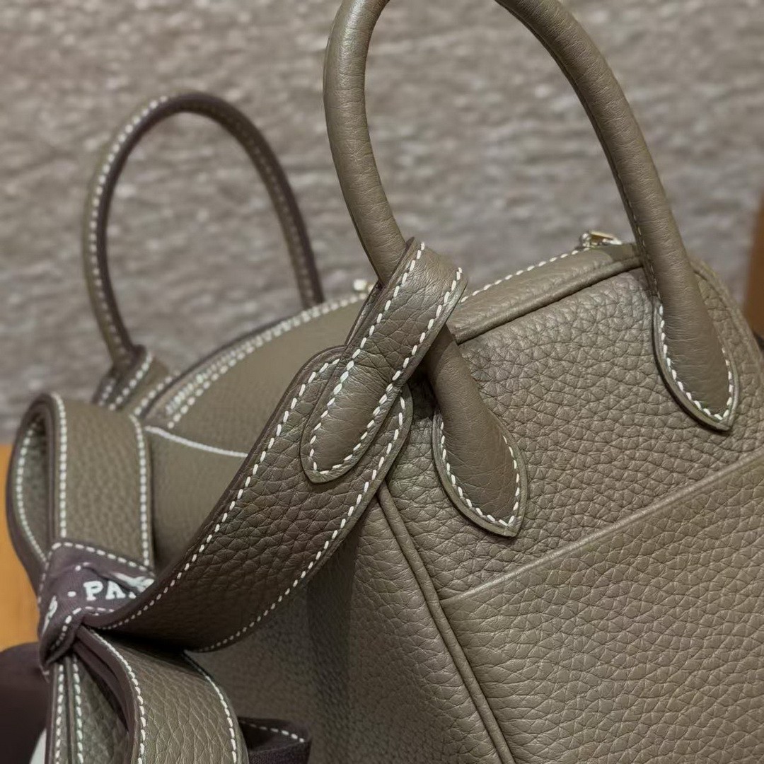 Hermes Lindy Mini 19 CM Bag Handmade In Taurillon Clemence Leather Silver Hardware 18 Etoupe - Image 16
