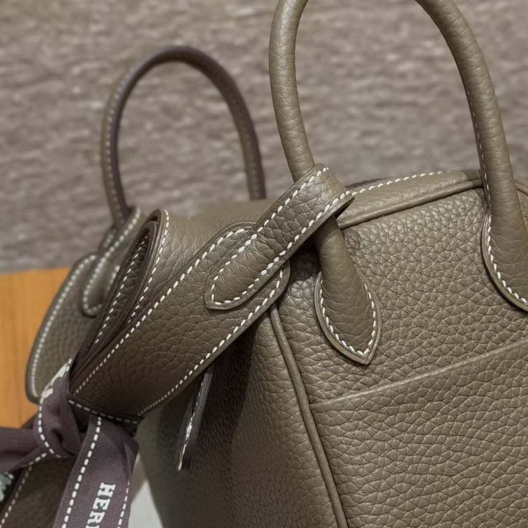 Hermes Lindy Mini 19 CM Bag Handmade In Taurillon Clemence Leather Silver Hardware 18 Etoupe - Image 15