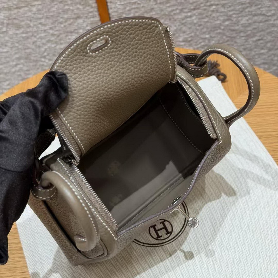 Hermes Lindy Mini 19 CM Bag Handmade In Taurillon Clemence Leather Silver Hardware 18 Etoupe - Image 13