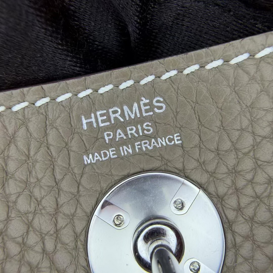 Hermes Lindy Mini 19 CM Bag Handmade In Taurillon Clemence Leather Silver Hardware 18 Etoupe - Image 11
