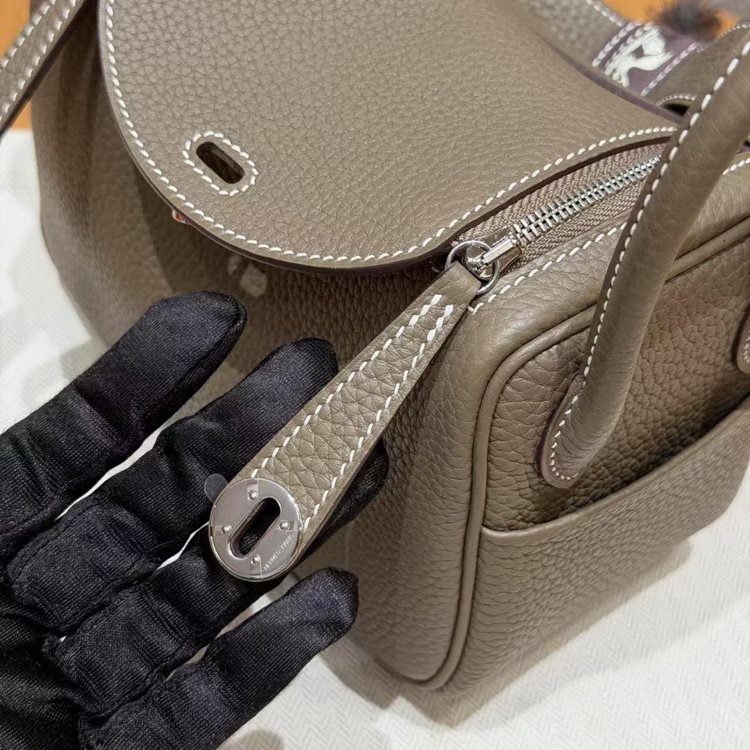 Hermes Lindy Mini 19 CM Bag Handmade In Taurillon Clemence Leather Silver Hardware 18 Etoupe - Image 7