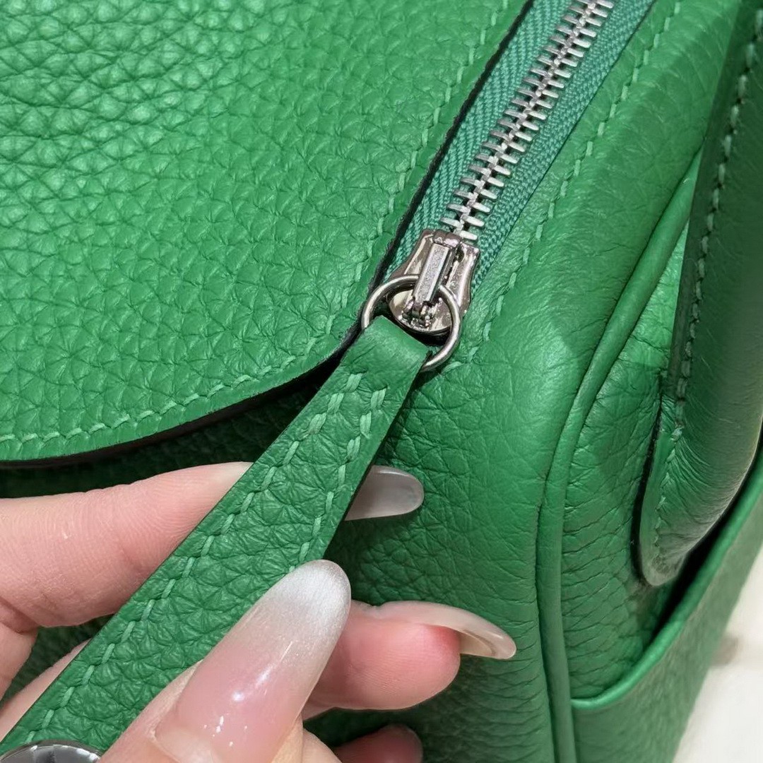 Hermes Lindy Mini 19 CM Bag Handmade In Taurillon Clemence Leather Silver Hardware 1k Bambou - Image 12