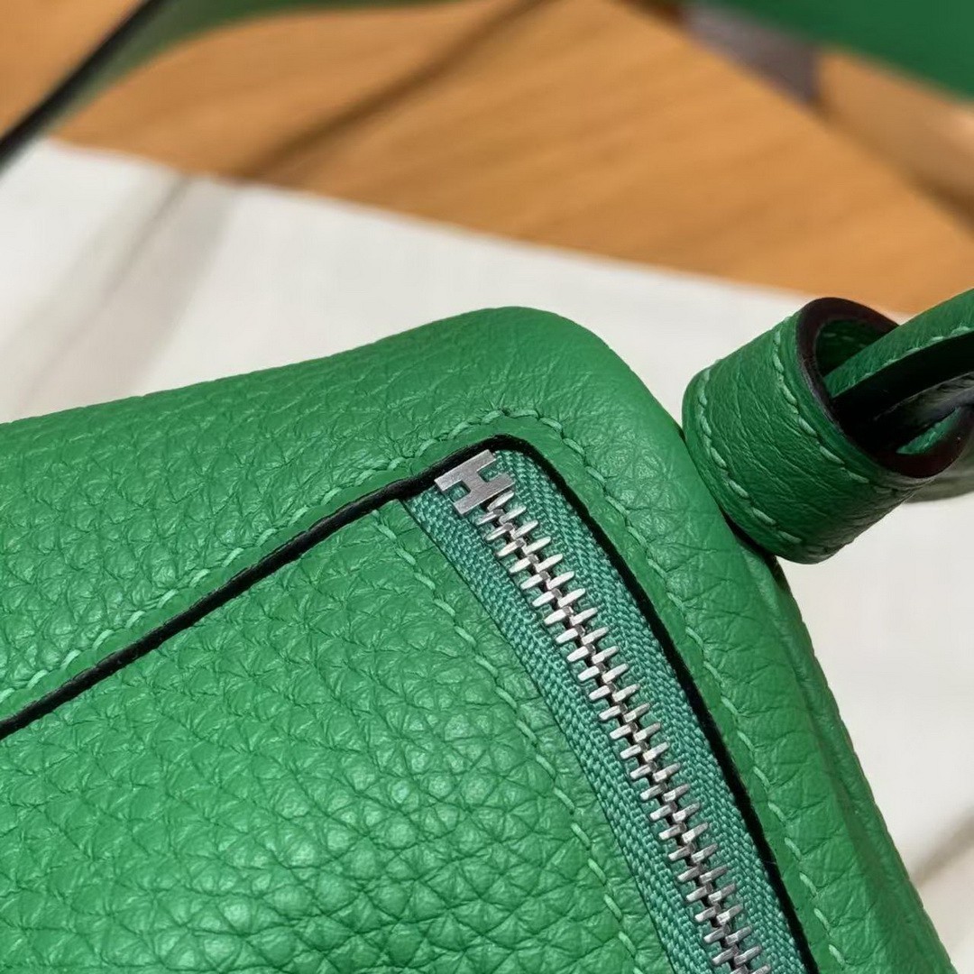 Hermes Lindy Mini 19 CM Bag Handmade In Taurillon Clemence Leather Silver Hardware 1k Bambou - Image 6
