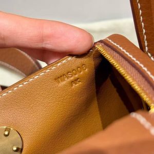 Hermes Lindy Mini 19 CM Bag Handmade In Taurillon Clemence Leather Gold Hardware 37 Gold - Image 17