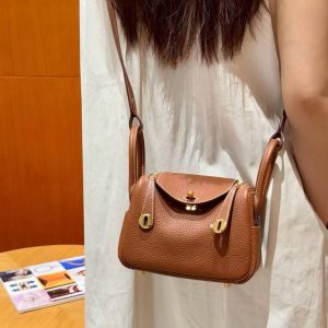 Hermes Lindy Mini 19 CM Bag Handmade In Taurillon Clemence Leather Gold Hardware 37 Gold - Image 5
