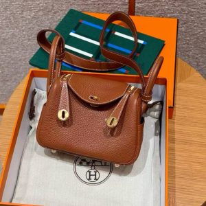Hermes Lindy Mini 19 CM Bag Handmade In Taurillon Clemence Leather Gold Hardware 37 Gold - Image 4