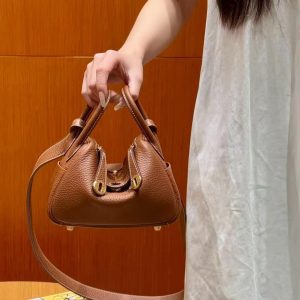 Hermes Lindy Mini 19 CM Bag Handmade In Taurillon Clemence Leather Gold Hardware 37 Gold - Image 3