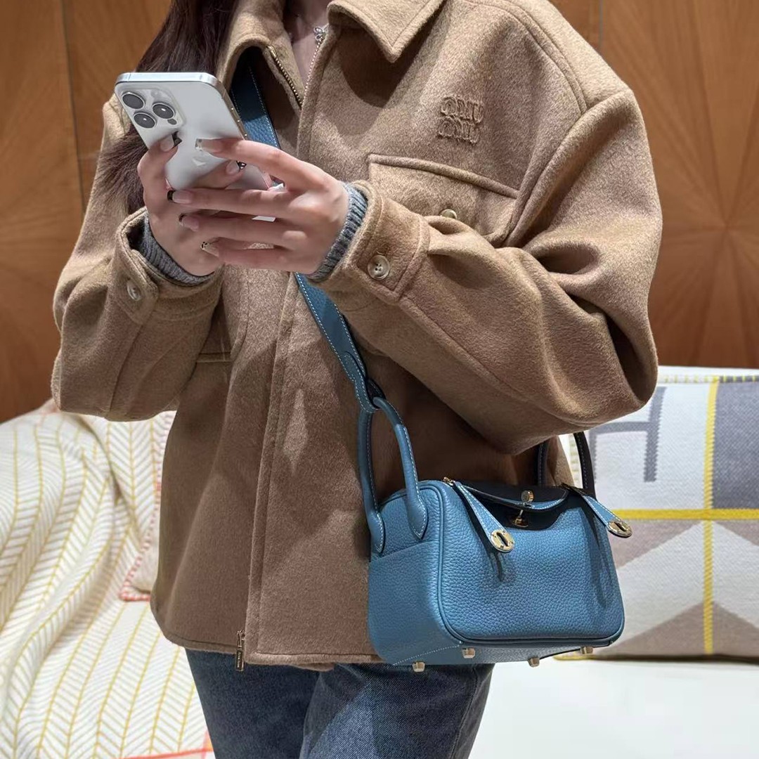 Hermes Lindy Mini 19 CM Bag Handmade In Taurillon Clemence Leather Gold Hardware 75 Blue Jean - Image 4