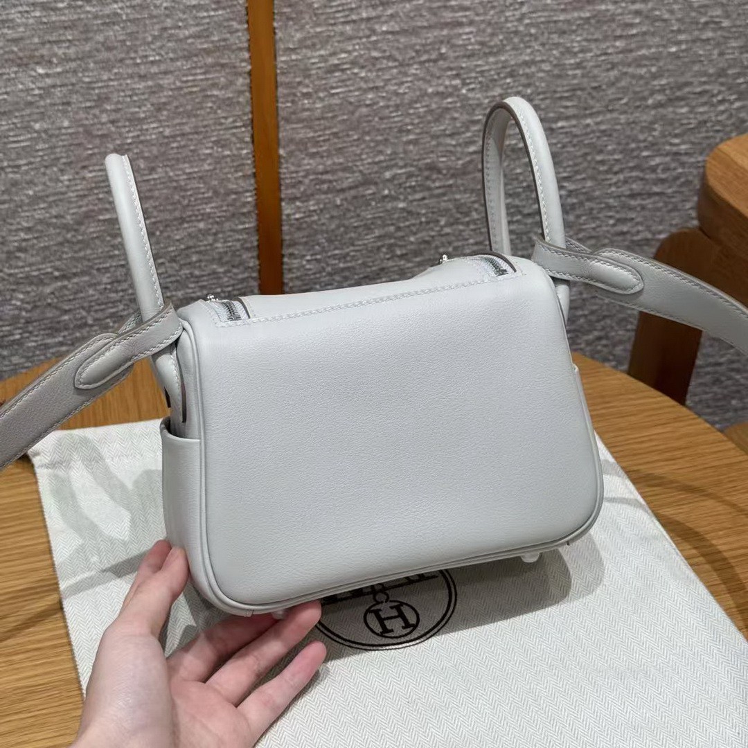 Hermes Lindy Mini 19 CM Bag Handmade In Swift Leather Silver Hardware 80 Gris Perle - Image 2