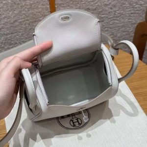 Hermes Lindy Mini 19 CM Bag Handmade In Swift Leather Silver Hardware 80 Gris Perle - Image 16