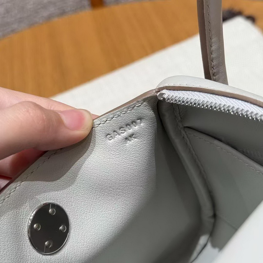 Hermes Lindy Mini 19 CM Bag Handmade In Swift Leather Silver Hardware 80 Gris Perle - Image 13