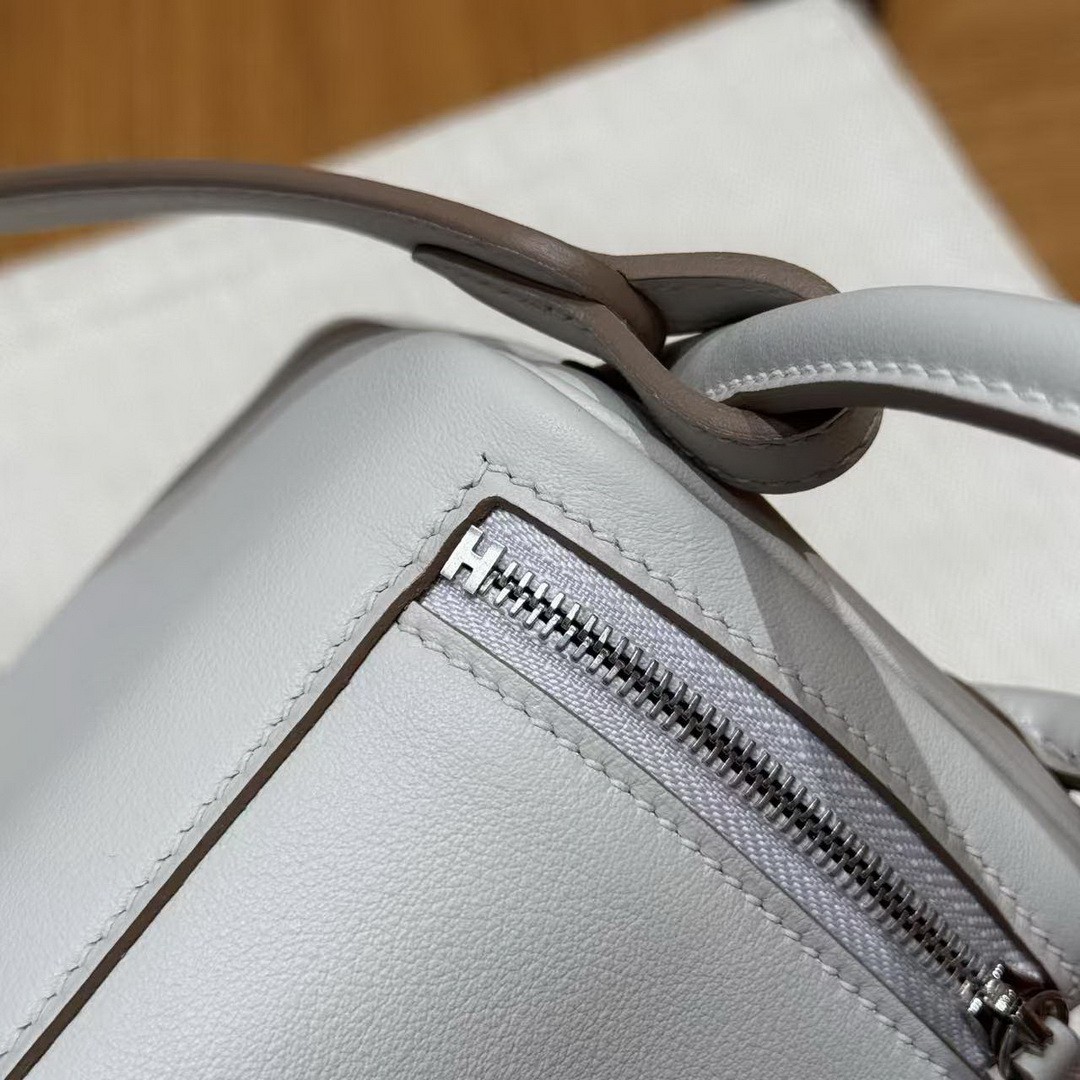 Hermes Lindy Mini 19 CM Bag Handmade In Swift Leather Silver Hardware 80 Gris Perle - Image 8