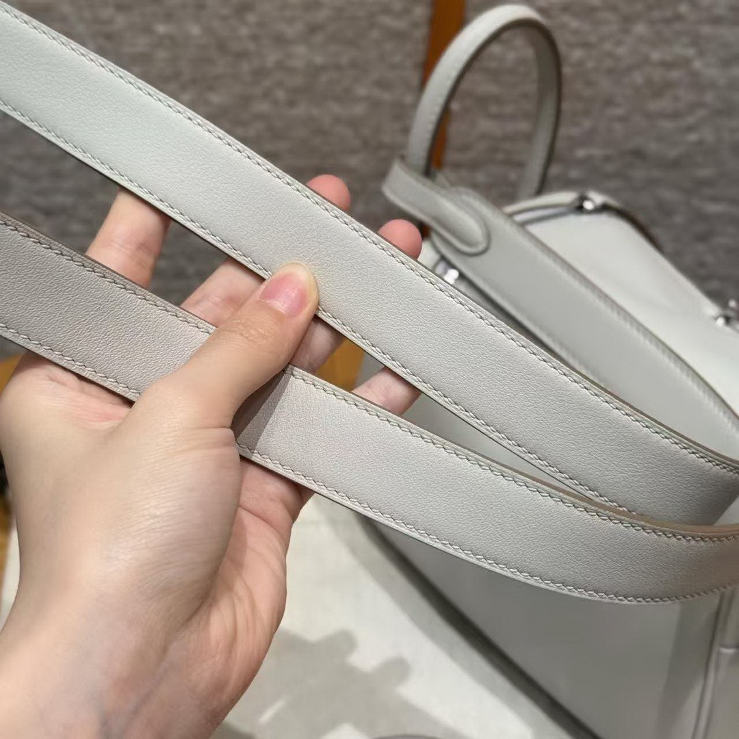 Hermes Lindy Mini 19 CM Bag Handmade In Swift Leather Silver Hardware 80 Gris Perle - Image 3
