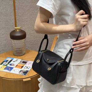 Hermes Lindy Mini 19 CM Bag Handmade In Taurillon Clemence Leather Gold Hardware 89 Noir - Image 3