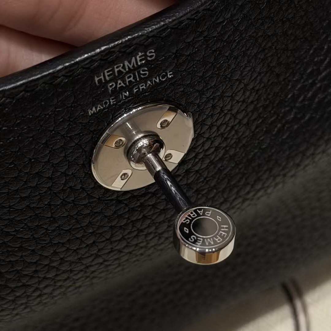 Hermes Lindy Mini 19 CM Bag Handmade In Taurillon Clemence Leather Silver Hardware 89 Noir - Image 12