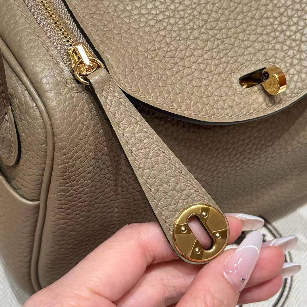 Hermes Lindy Mini 19 CM Bag Handmade In Taurillon Clemence Leather Gold Hardware 8Q Beige Marfa - Image 9