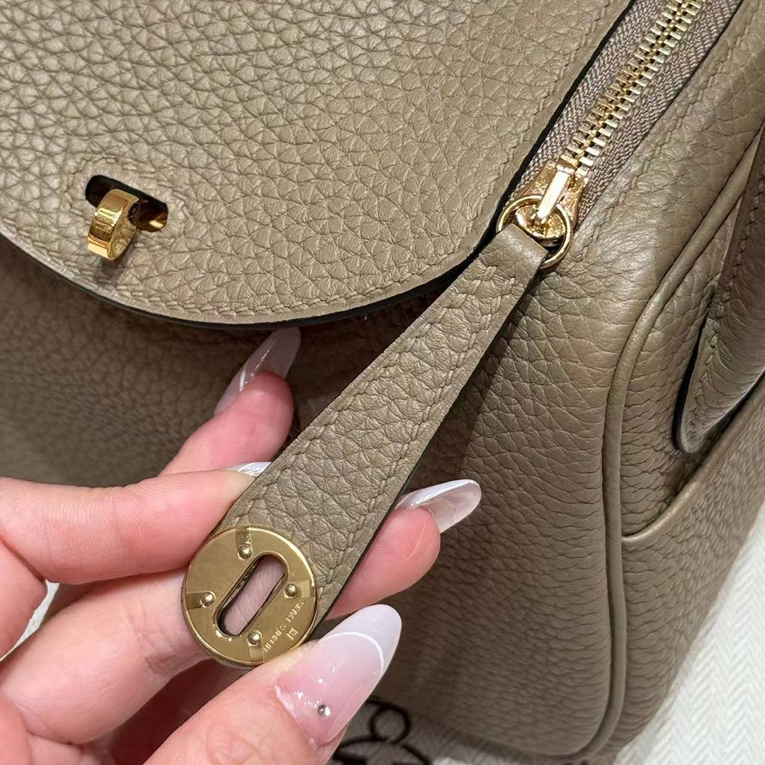 Hermes Lindy Mini 19 CM Bag Handmade In Taurillon Clemence Leather Gold Hardware 8Q Beige Marfa - Image 8