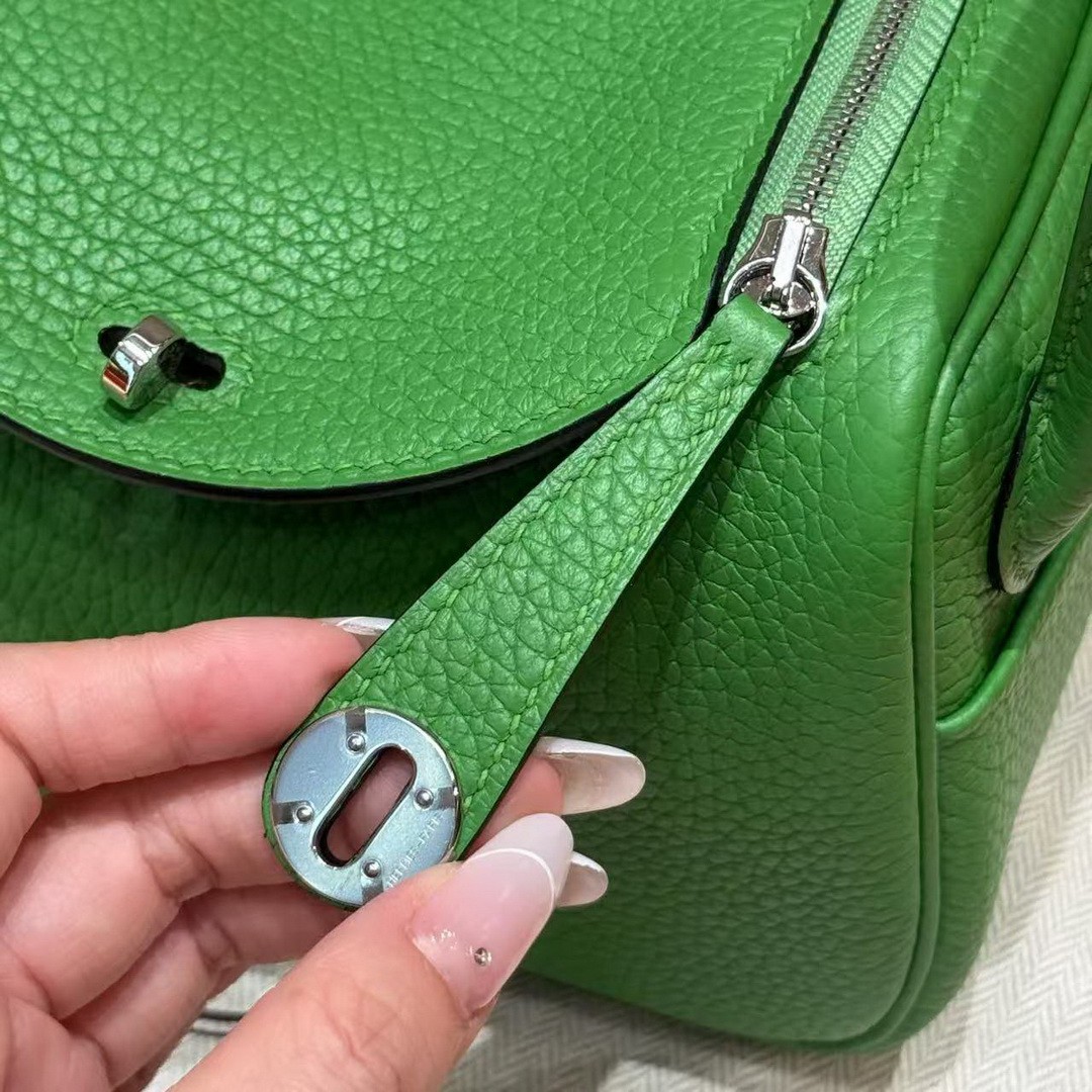 Hermes Lindy Mini 19 CM Bag Handmade In Taurillon Clemence Leather Silver Hardware A8 Vert Yucca - Image 8