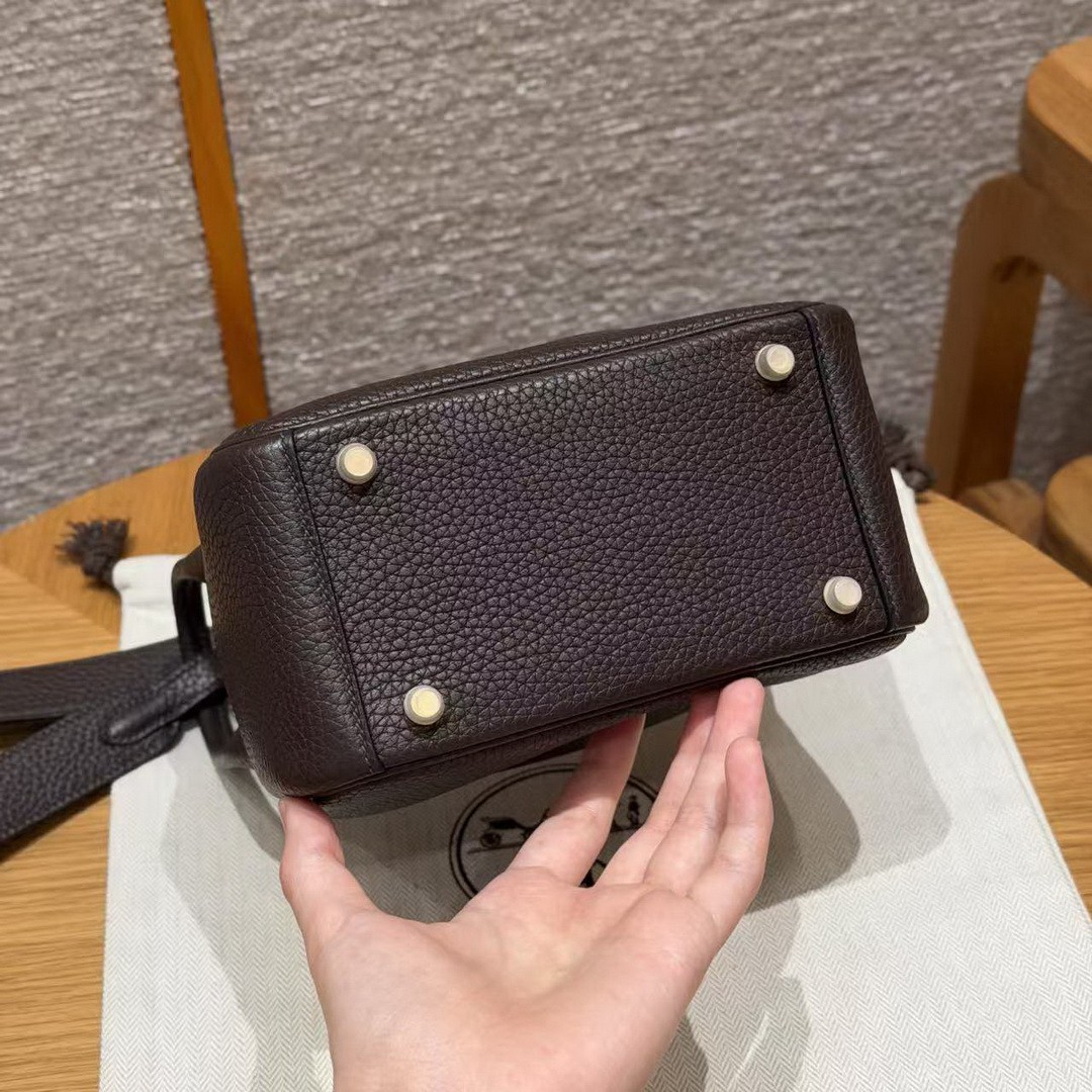 Hermes Lindy Mini 19 CM Bag Handmade In Taurillon Clemence Leather Gold Hardware T3 Bai Brun - Image 15