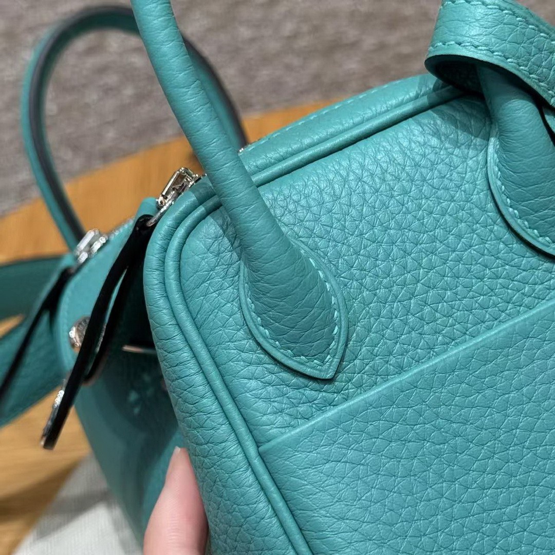 Hermes Lindy Mini 19 CM Bag Handmade In Taurillon Clemence Leather Silver Hardware U1 Vert Verone - Image 13