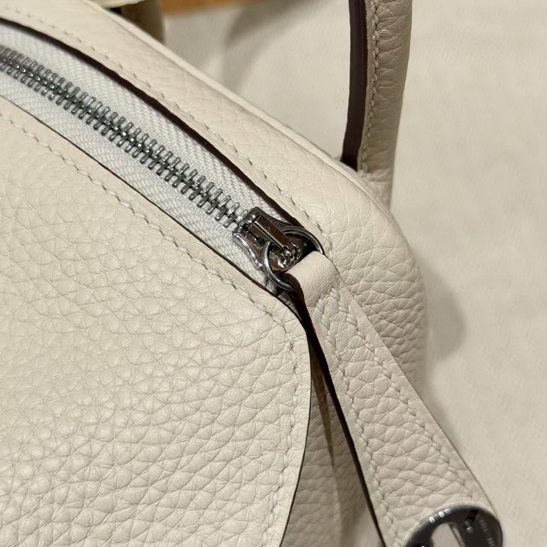 Hermes Lindy Mini 19 CM Bag Handmade In Taurillon Clemence Leather Silver Hardware i2 Nata - Image 9