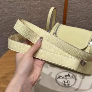 Hermes Lindy Mini 19 CM Bag Handmade In Taurillon Clemence Leather Silver Hardware i8 Jaune Milton - Image 12