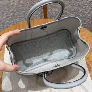 Hermes Neo Garden Party 23 Bag Handmade In Negonda Calfskin Leather And Canbas Silver Hardware Ecru Blue Glacier Gris Pantin - Image 17